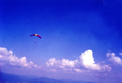 Two pilots soaring on a beautiful afternoon (63192 bytes)